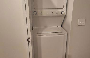 Relax and Explore Poolside Stay Near Local Spots - Foto 11