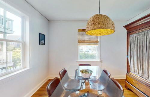 Dog-friendly cottage across from the water in a walkable neighborhood - Foto 8