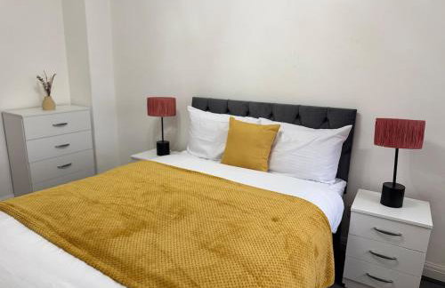 4 Beds House for Families & Contractors with Free Parking - Photo 10