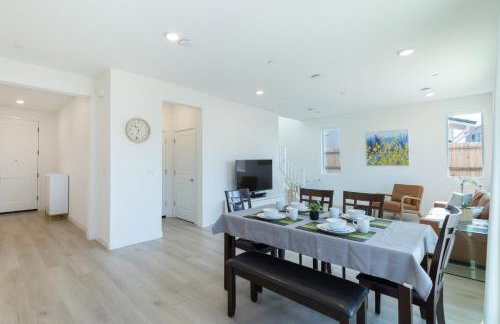 Modern Charming 4BR Home, Family Friendly, Office Space, Fast WiFi, Free Parking - Foto 16