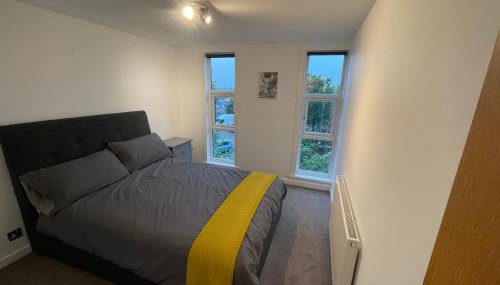 Spacious 2-Bedroom Flat Near Surbiton Station - Photo 4