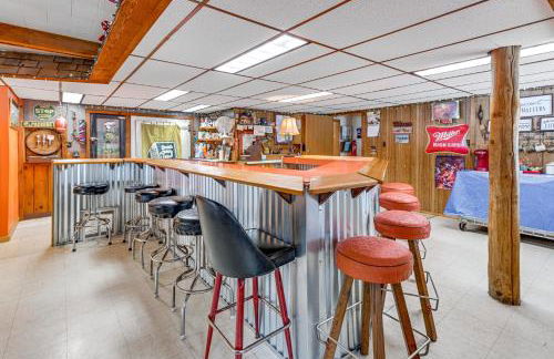 Lakefront Suring Home with Pool Table and Views! - Foto 12