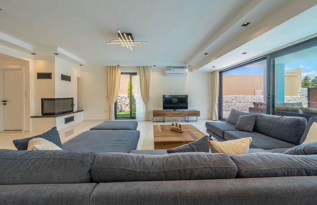 Luxury 4-bed Villa With Private Pool and Jacuzzi - Photo 13