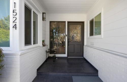 NEW Lux 5BR Villa Near Disney, Knotts, LA, OC with Hot Tub & Games - Photo 32