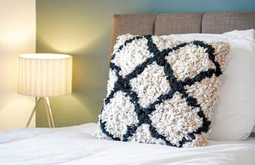 Grange House with Free Parking, Garden, Superfast Wifi and Smart TVs with Netflix by Yoko Property - Photo 26