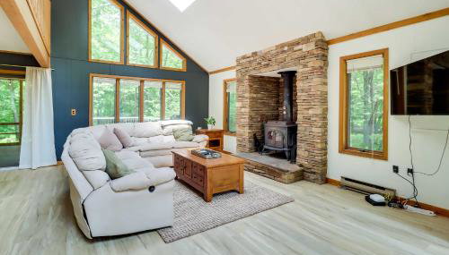 Woodsy Big Bass Lake Hideaway with Fire Pit and Deck! - Foto 4