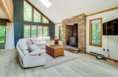 Woodsy Big Bass Lake Hideaway with Fire Pit and Deck! - Foto 4