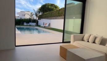 Ultra-Modern 5-Bed Luxury Chalet with Private Pool & Home Cinema 13 Min To Beach - Foto 5, Garden