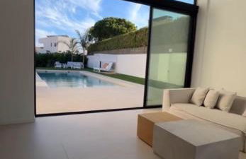 Ultra-Modern 5-Bed Luxury Chalet with Private Pool & Home Cinema 13 Min To Beach - Foto 5