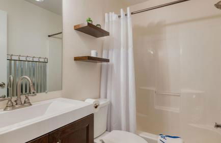 Forest Front Home w Fire Pit Mins to Beaches Wineries Trails Cedarview Retreat by AvantStay - Foto 28