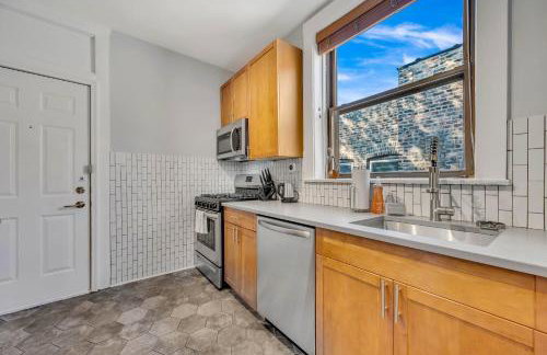 Steps to the Lakefront! This Uptown Beauty is Everything You Need for a Perfect Chicago Getaway condo - Photo 12