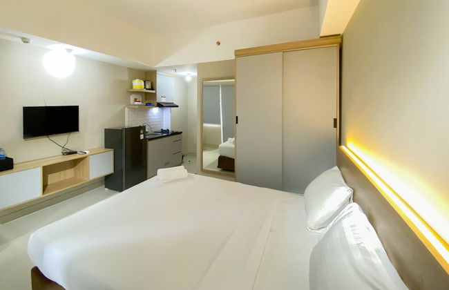 Homey and Well Furnished Studio LRT City Jatibening Apartment - Photo 2