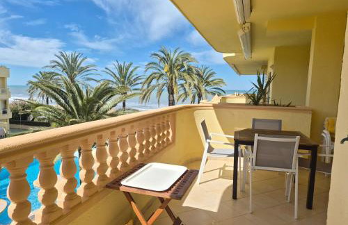 Estupendo apartamento en primera línea de playa y con vistas al mar - Foto 7