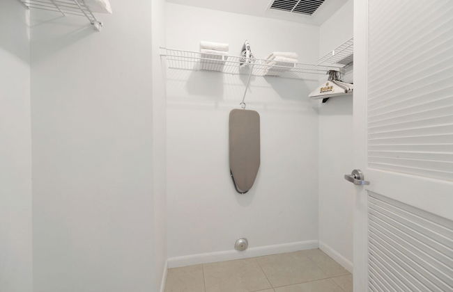 Lovely Condo|Pool & Parking at Midblock - Foto 14