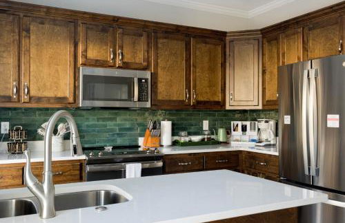 Artsy Downtown Retreat w Hot Tub - Foto 19