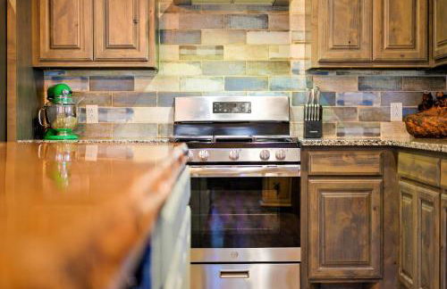 The Nomi Lodge - Sleeps 28 - Gorgeous Rustic Cabin, Centrally Located, Tons of Amenities - Photo 20