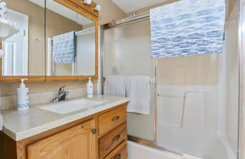 Lakefront Escape, Sunrise Views, Boat Slip & Community Dock Access - Foto 32