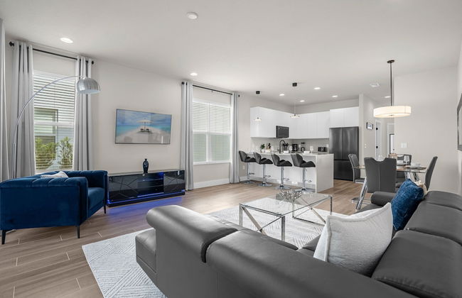 Modern 4BR Family Home With Private Pool - Photo 15