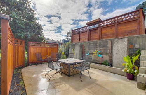 1 Mi to Dtwn Coos Bay Sleek Apt with Deck and Views! - Foto 27