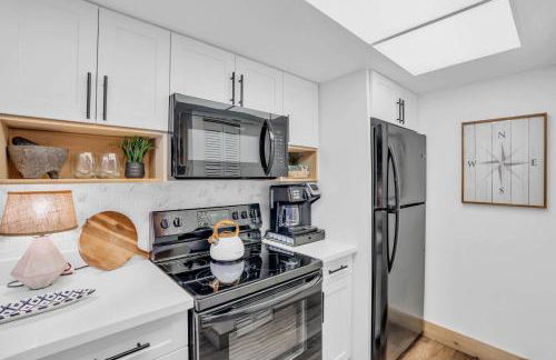 Designer Furnished and Views - Photo 9