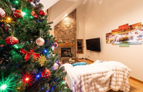 Leaf Peeper's - HUGE deck, pizza oven, Pac-man! - Photo 3