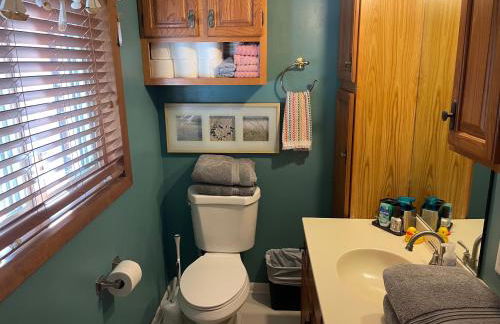 Near downtown with hot tub sleeps seven - Foto 12