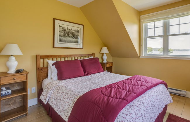 Lovely LacBrome 3 Bdrm Lakefront Cottage - Photo 3