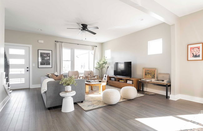 Shelton & Urban by Avantstay Sleeps 20! 2 Unit Buyout! Spacious Design - Photo 22