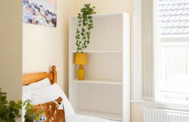 4 bed rooms 5 double beds holidays house near train station - Foto 10