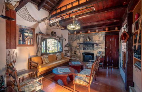 Rustic Retreat - Private Pool in Nature's Embrace - Photo 8