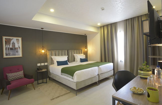 Maia Hotel Suites - Photo 8