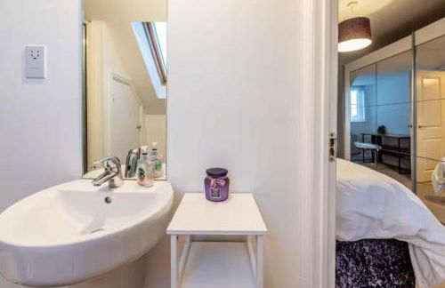 Family-Friendly 4-Bedroom House in Moston with Parking and Garden - Foto 38