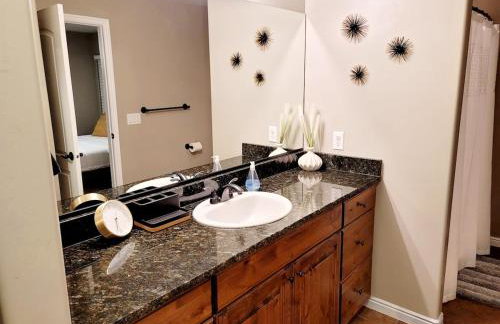 Cedar Getaway - Hot Tub, Private Sauna, Pool-Pong! - Foto 24