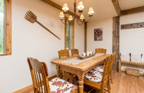 Bear Lodge with private Pool, Hottub, and Sauna! - Photo 16