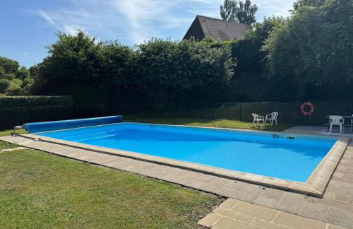 Beachfront apartment with pool - Photo 1