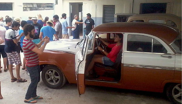 Contemplando os diferentes modelos de carros clássicos