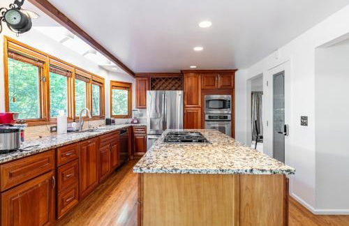 Spacious 3BR Redmond Home with Fireplace & BBQ - Foto 11