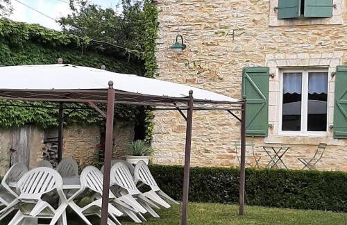 Spacious family home with countryside views - Photo 18