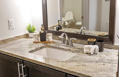 Beautiful Apt in Downtown W/ Pool | Parking - Foto 40