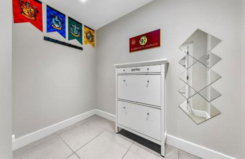 The Lumos House - 4 Bed Home w Parking near Harry Potter Studios - Foto 33