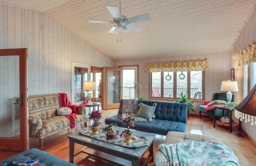 Hot Tub and Fireplace Cozy Home on Howard Lake! - Foto 6