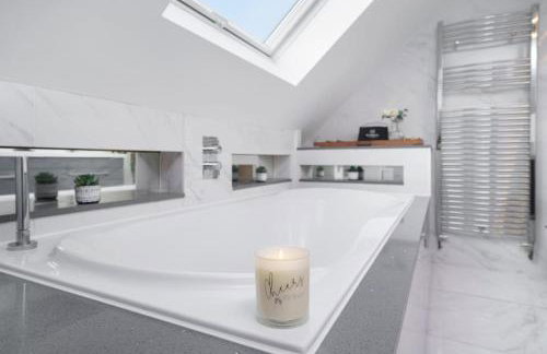 Beautiful 4 Bed Immaculate Condition Refurbished Property - Foto 23