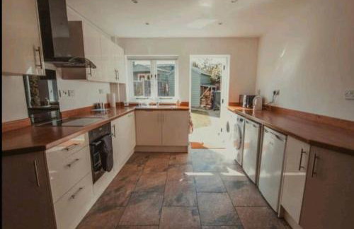 Charming 2 Bedroom Cottage mid town on quiet road, sleeps 4 - Foto 1