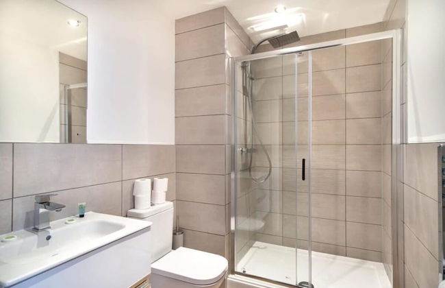 Snug 1BR Apt 4KTV Free Parking - Foto 7