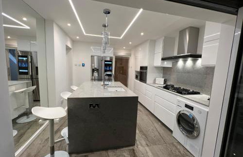 Timeless English Elegance 4BR Luxury Home in Petts Wood - Photo 2