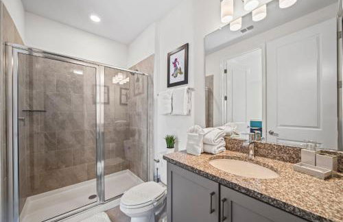 Epic Playhouse Getaway - Castle & Superhero Bunks Theater Private Pool No Rear Neighbors - Foto 17