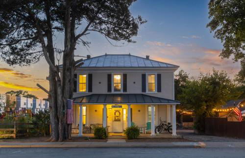 The Lyellton House: Water View, Steps from Beach - Foto 1
