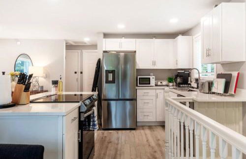 Chic 3BR 2BA Duplex w Serene View BBQ near airport - Foto 19