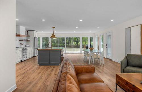 Comforting Lakeside Retreat in Gated Community - Foto 1