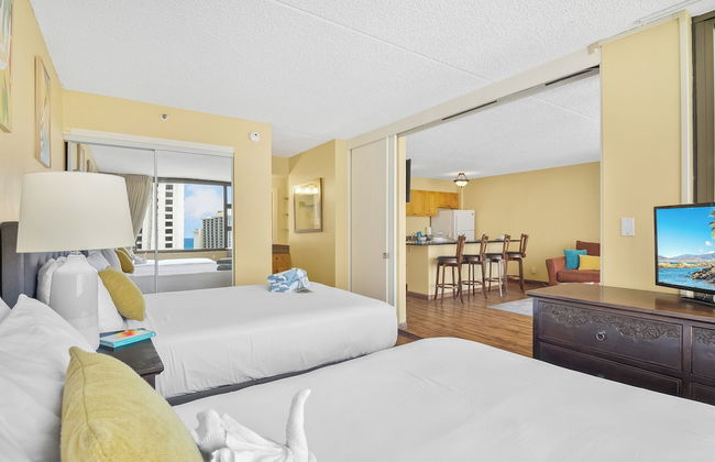 Partial Ocean View Condo with 2 Beds and Parking - Foto 55